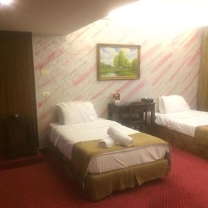Queens Land Hotel